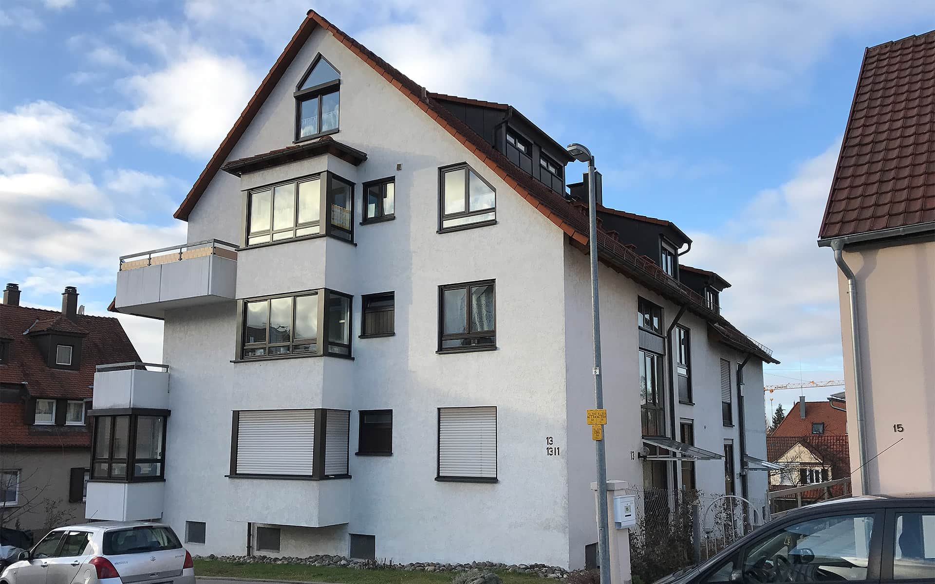 Modernes Mehrfamilienhaus mit weißer Fassade